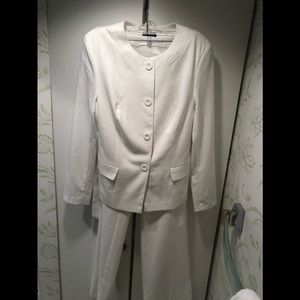 NWT Venus 2 Piece Suit Set White Blazer Pants 10